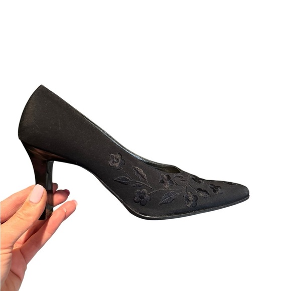 Versani Black Satin Floral Embroidered Heels Made in Italy 3” Heel Vintage Pumps - Picture 1 of 7